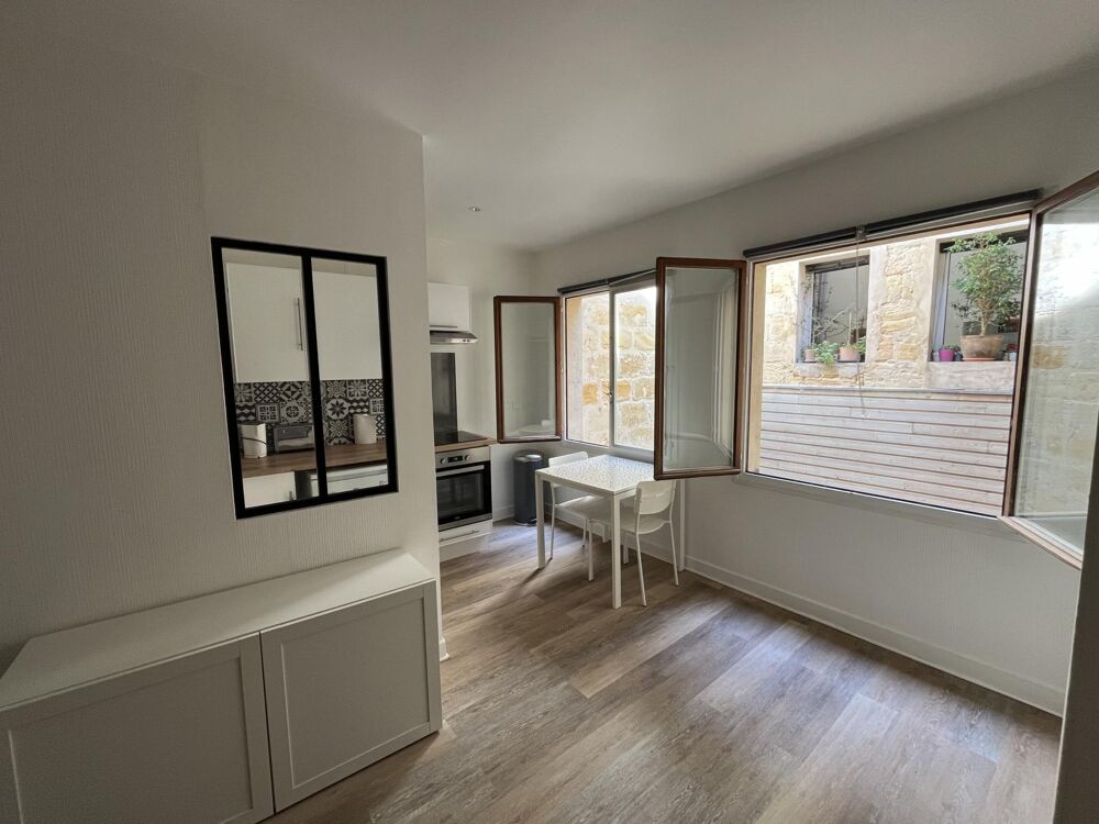 Emplacement recherché aux Chartrons ! Studio lumineux et rénové, au calme sur cour, à seulement 100 m du tram