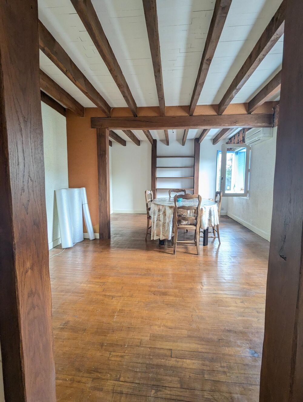 Vente Maison Fort potentiel de rénovation pour cette maison T4 avec terrasse, jardin et garage Vallereuil