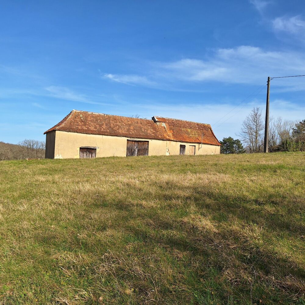 Rare! Grange et hangar à restaurer sur terrain de 2,6 ha