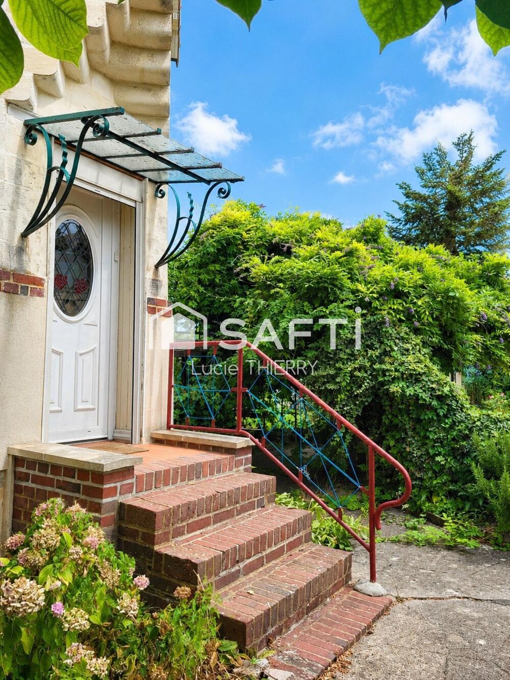 Une maison de caractère, un jardin remarquable et le calme d'une impasse une adresse rare à Beauvais.