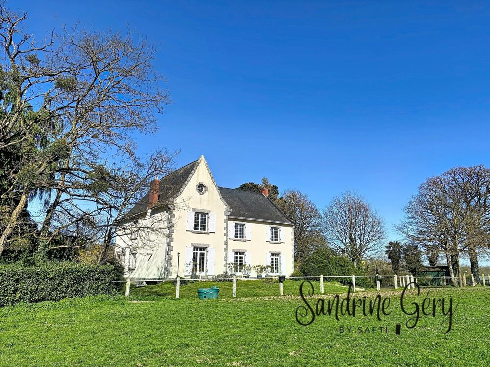 Demeure de caractère comprenant 8 chambres sur 340m² 9 boxes sur ses 3 hectares de terrain
