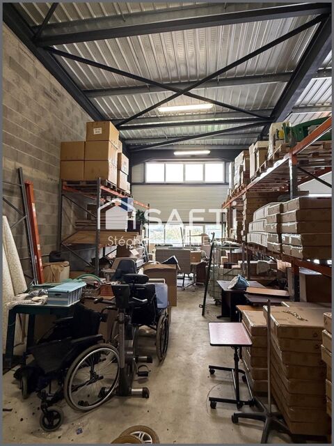   Zone artisanale de Martignas, entrepôt de 200 m2 - hauteur de 7 m - porte sectionnelle de 4 m. 