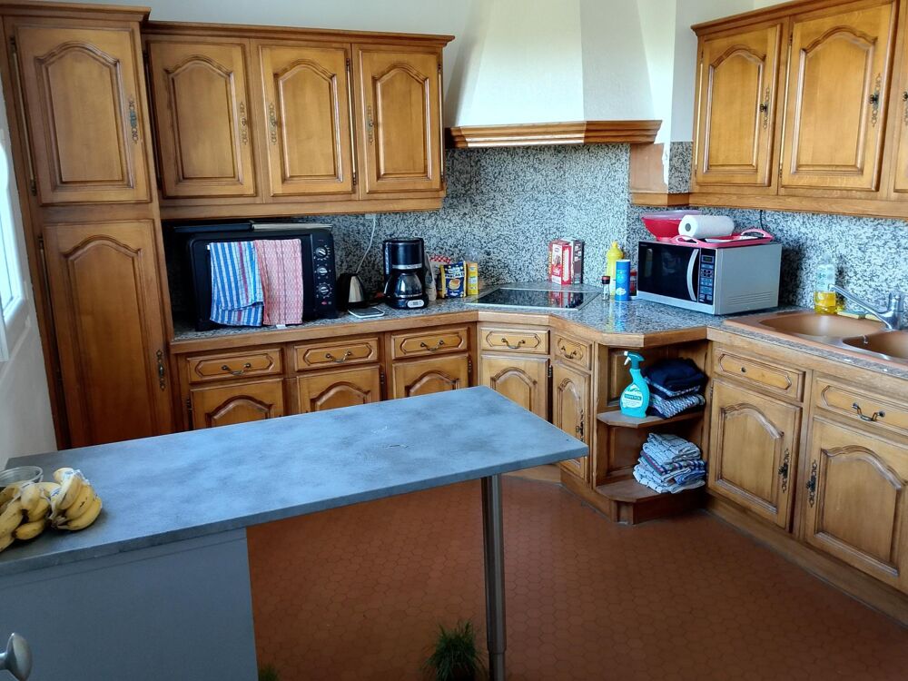Bel appartement d' un grand standing bien situé dans un quartier calme possédant quatre belles chambres et d'une grande piéce de
