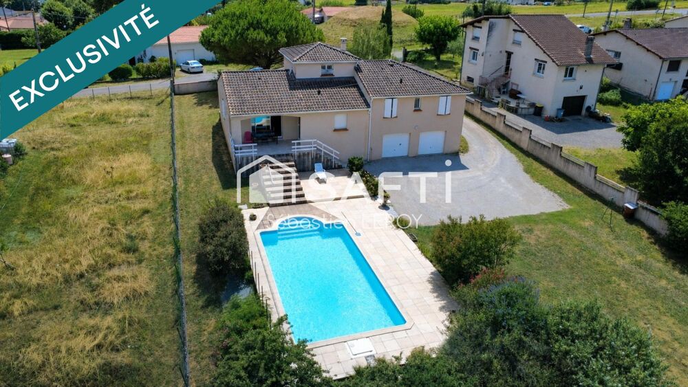 Maison familiale avec piscine et grand terrain.