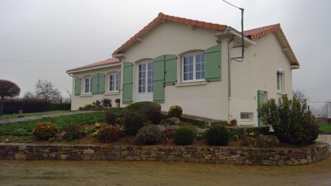   Maison en campagne � St Pierre des Echaubrognes des ann�es 70 sur sous sol am�nag� avec 3 chambres et 100m2 habitables Maison - 5 pi�ce(s) - 100 m�