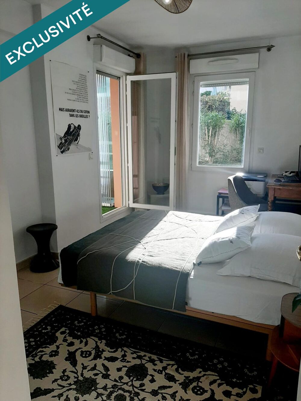 A seulement 150 mètres du bord de mer, ce spacieux appartement en rez-de-chaussée est proposé avec un parking privatif en sous-s