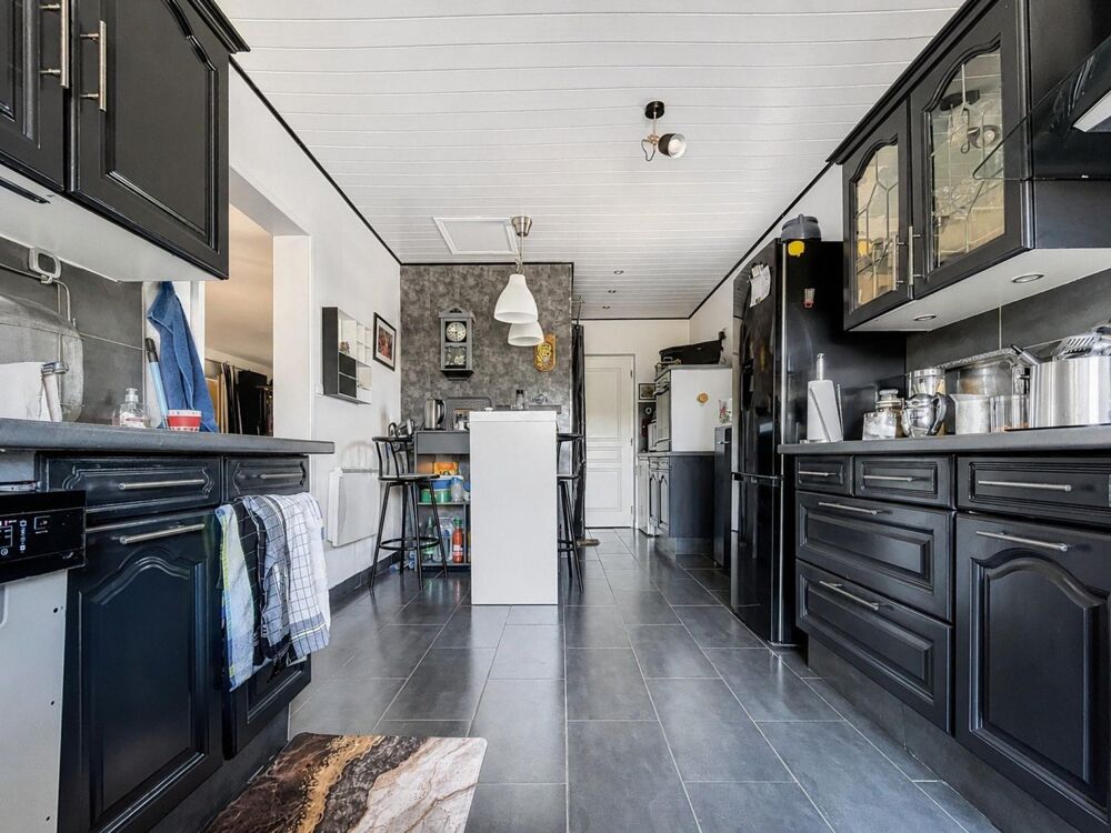Plain-pied familial, 4 chambres, piscine et double garage : le calme sans compromis.