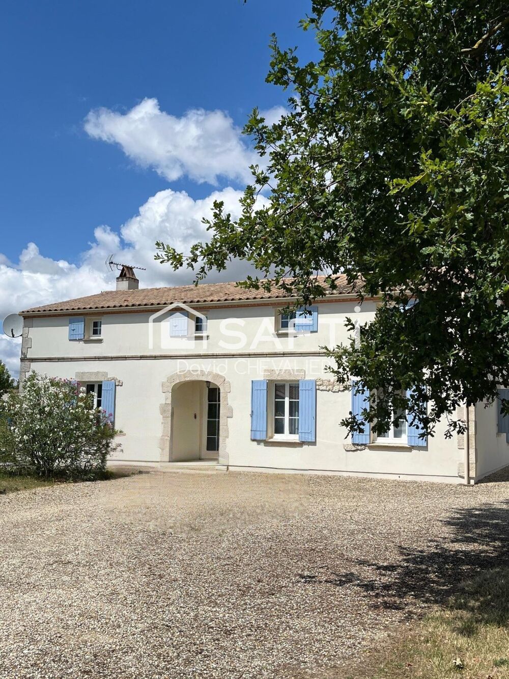 jolie maison contemporaine de style charentaise
