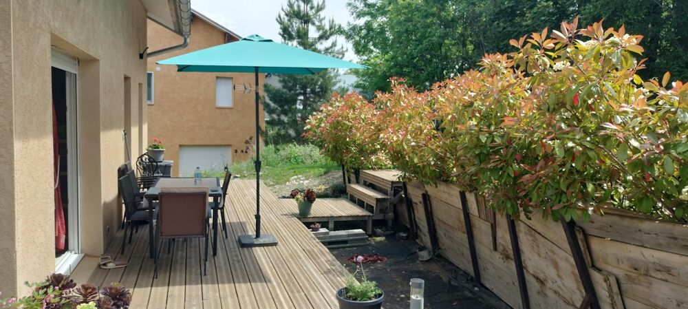 Appartement de 121m² avec mezzanine terrasse et parking dans une maison divisée en 2 logments