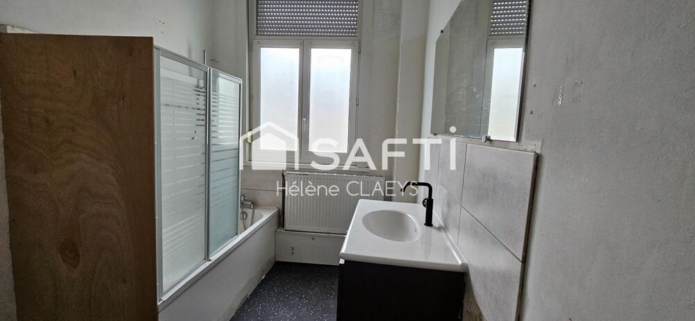 Maison de ville a rénovée, 1 pièce de vie, 2 chambres, 1 bureau, 1 salle de bains et 1 courette. Ideal premier achat ou investis