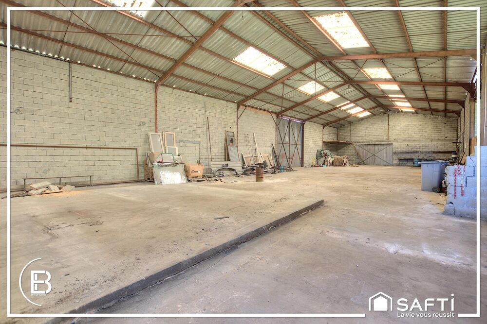 Grande maison traditionnelle avec 600 m² de hangars