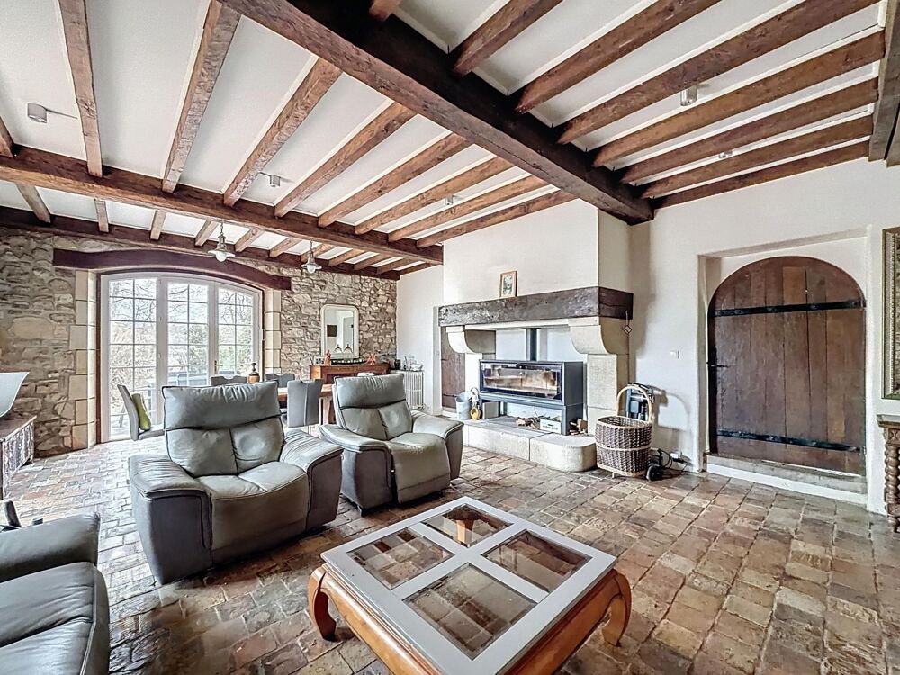 Maison de caractère avec beaux volumes, au coeur dun environnement rare