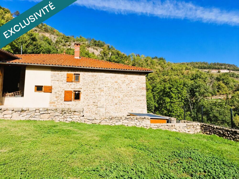 Je vous propose en Exclusivité, cette ferme en pierre du 19e siècle entièrement rénovée, située à 7 minutes à pied du charmant v
