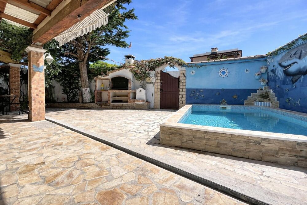 Maison de plain pied avec piscine et dépendance