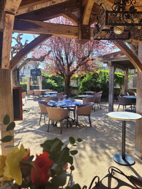 Fond de commerce restaurant situ&eacute; dans un village m&eacute;di&eacute;val tr&egrave;s touristique &agrave; 15 minutes de Bergerac. 267500 24560 Issigeac