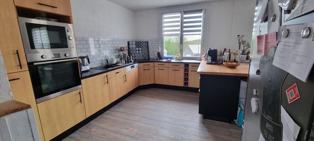 Maison de 88 m² sur un terrain de 910 m², comprenant 5 pièces dont 3 chambres.