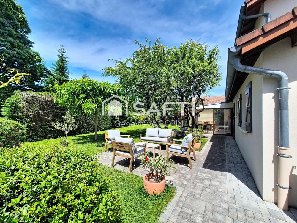 Centre village, dans une rue calme, maison familiale