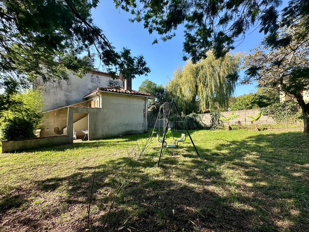 Maison située au coeur de la ville de Nogaro d'environ 140m² sur un terrain de 700m² avec garage.