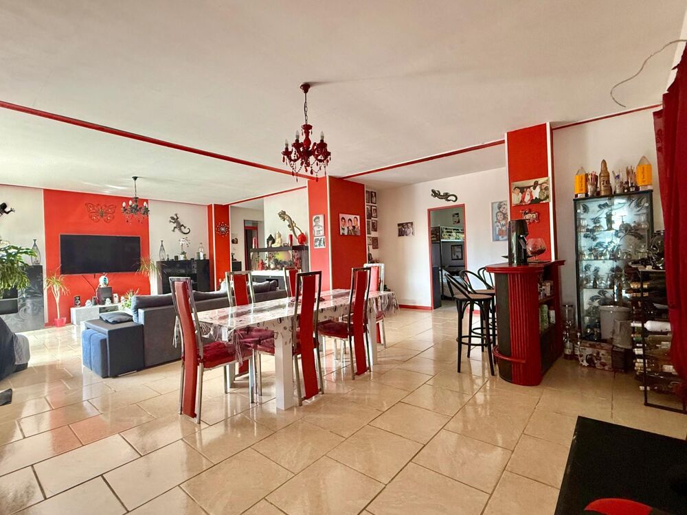 Grande maison de caractère avec nombreuses possibilités.