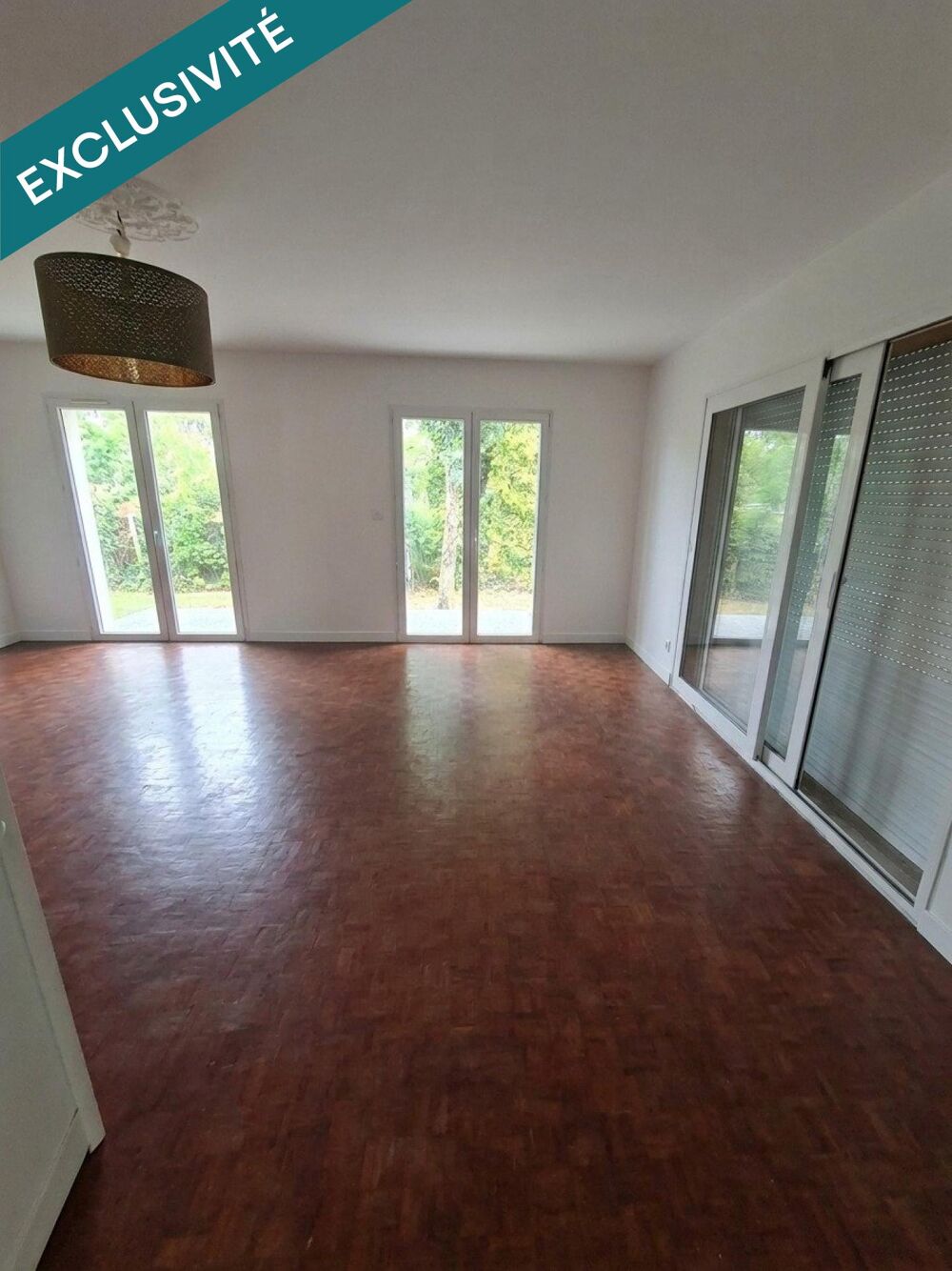 Située au coeur du quartier de Bacalan, en plein essor, cette maison des années 70 offre un fort potentiel d'aménagement et de va