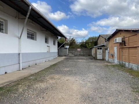 A saisir idéalement situé , cet entrepôt laisse la possibilité à diverses projet dû à sa superficie 295000 71850 Charnay-les-macon