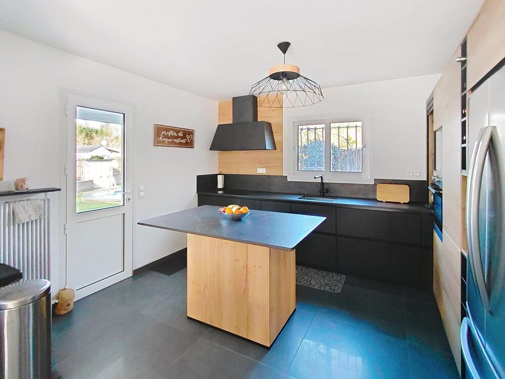 Vente Maison MAISON D'ENVIRON 152 m² FAMILIALE DE 4 CHAMBRES AVEC SOUS SOL, GARAGE, CAVE ET PISCINE. Arès