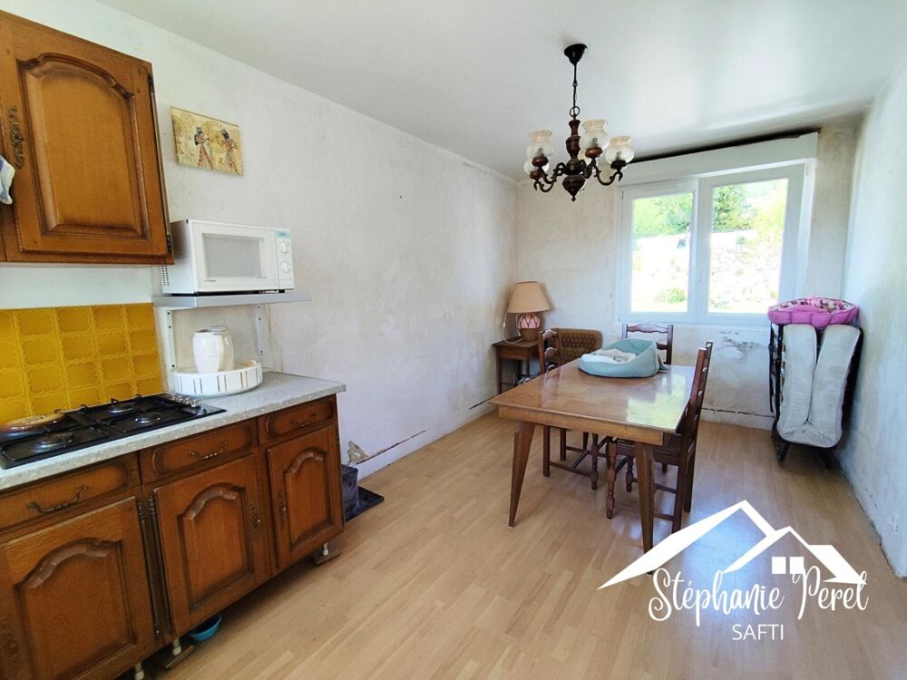 Maison au coeur du bourg de Peyrelevade  Vie pratique et calme rural réunis !