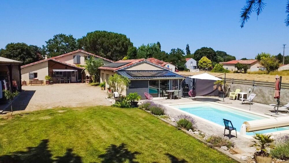 PISCINE, DEPENDENCES ET VASTE TERRAIN !