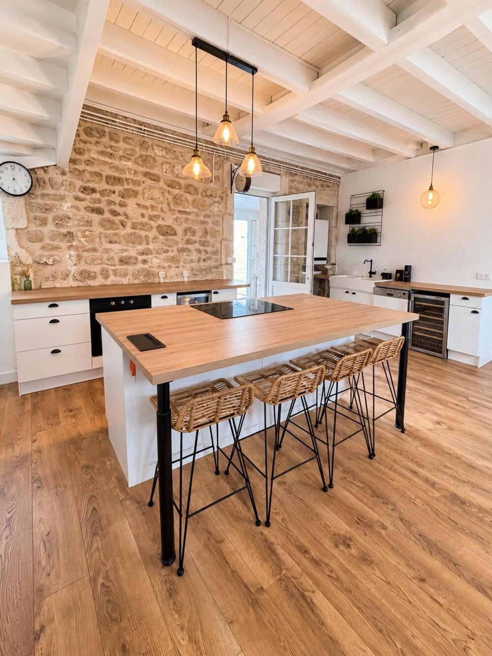 Maison de ville rénovée en pierres  Vendue louée et meublée