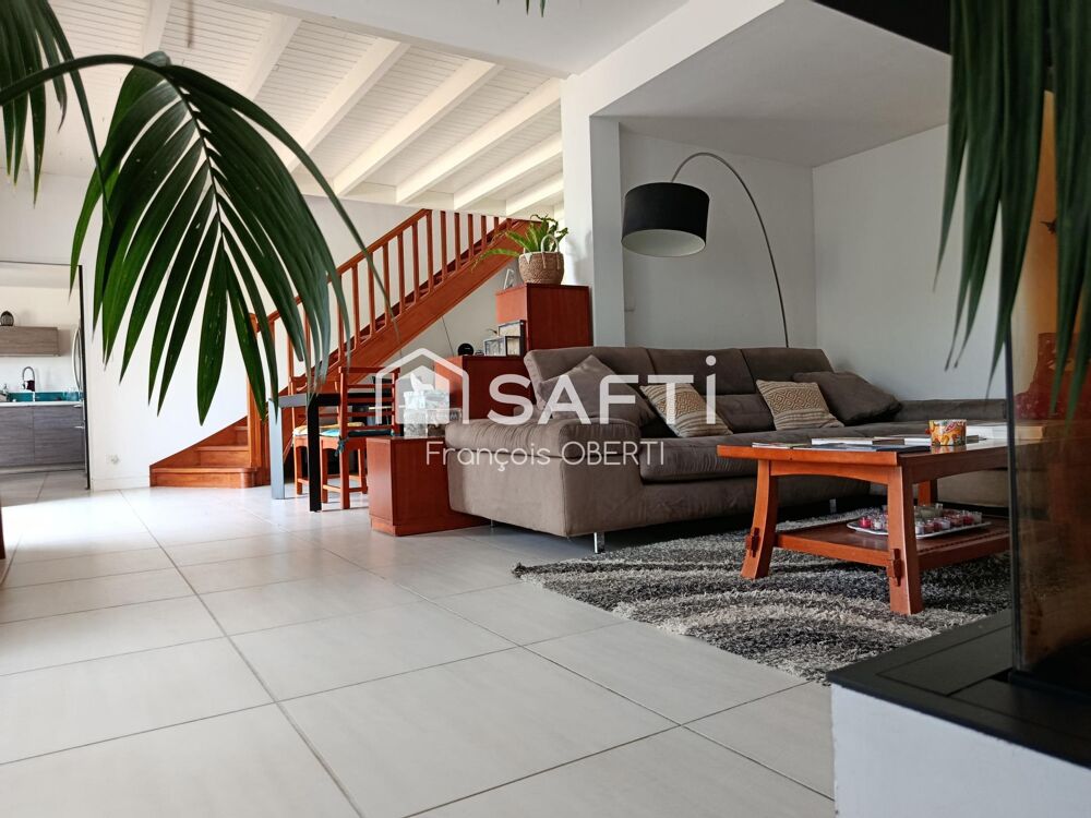 belle maison traditionnelle familiale avec piscine