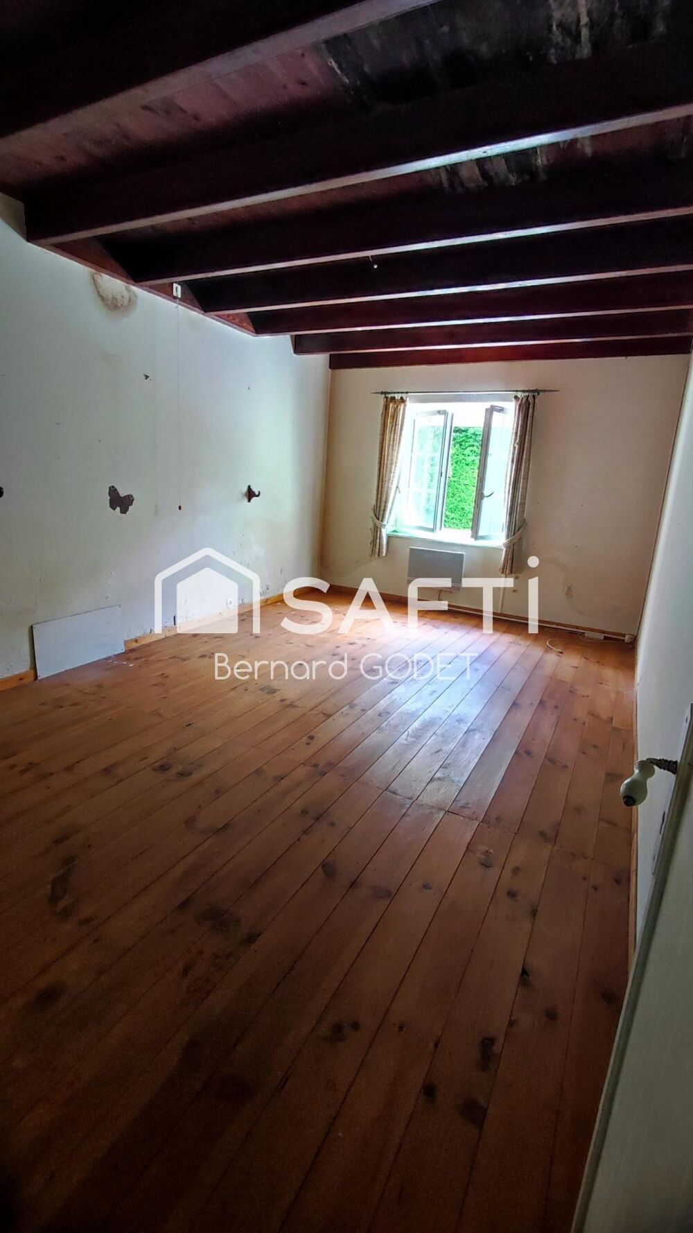 maison de campagne a rafraichir proche lezay 79120.