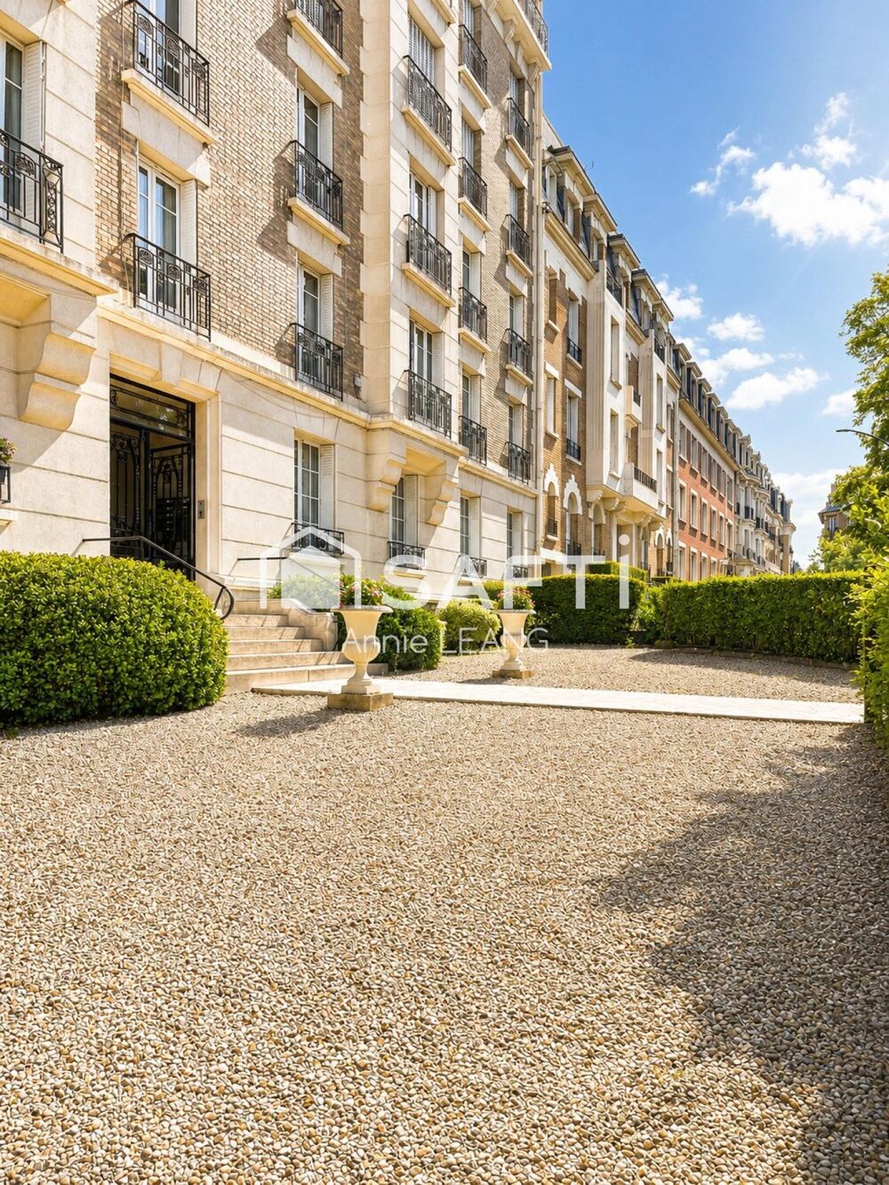 Le charme d'un appartement bourgeois au coeur du Raincy, avec Paris à moins de 30 minutes.