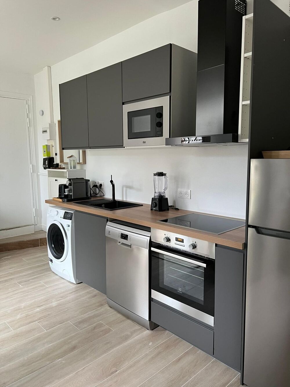 RDC cour privative 20 m2, refait à neuf, proche métro