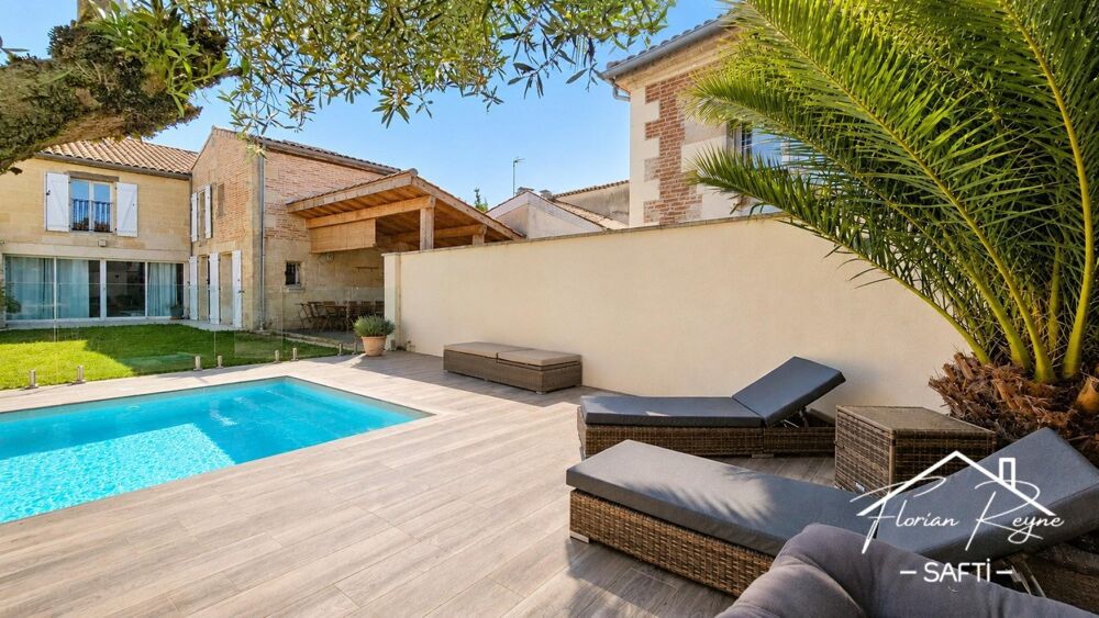 Maison de ville en pierre avec piscine au calme.