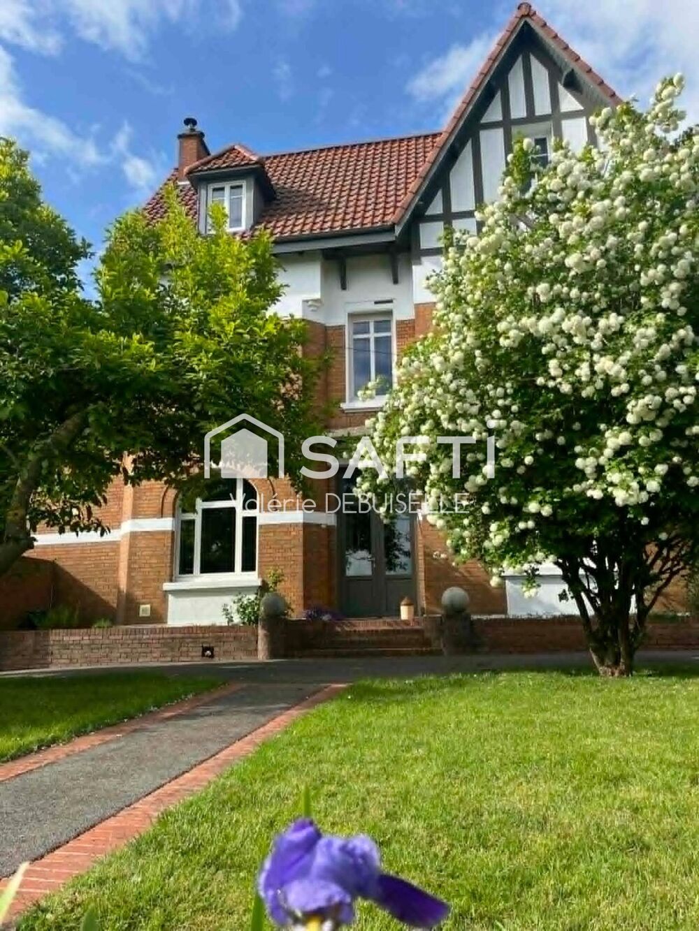 Rare sur le secteur. Une maison qui a traversé le siècle et qui n'attend plus que vos valises.