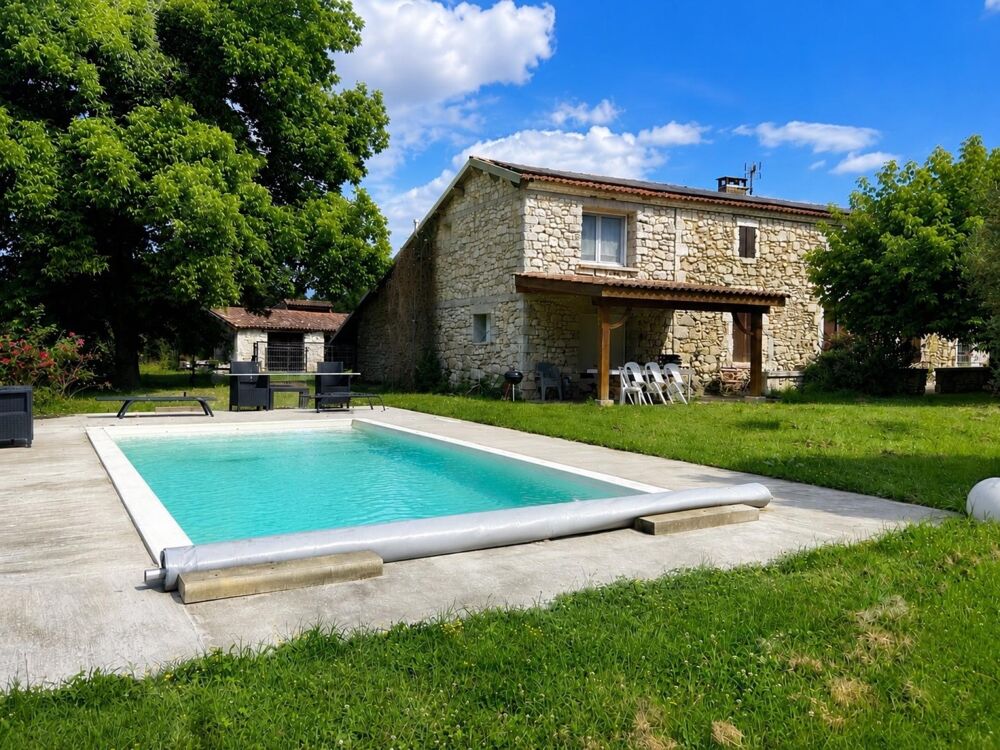 Maison en pierre rénovée alliant charme de l'ancien et confort moderne