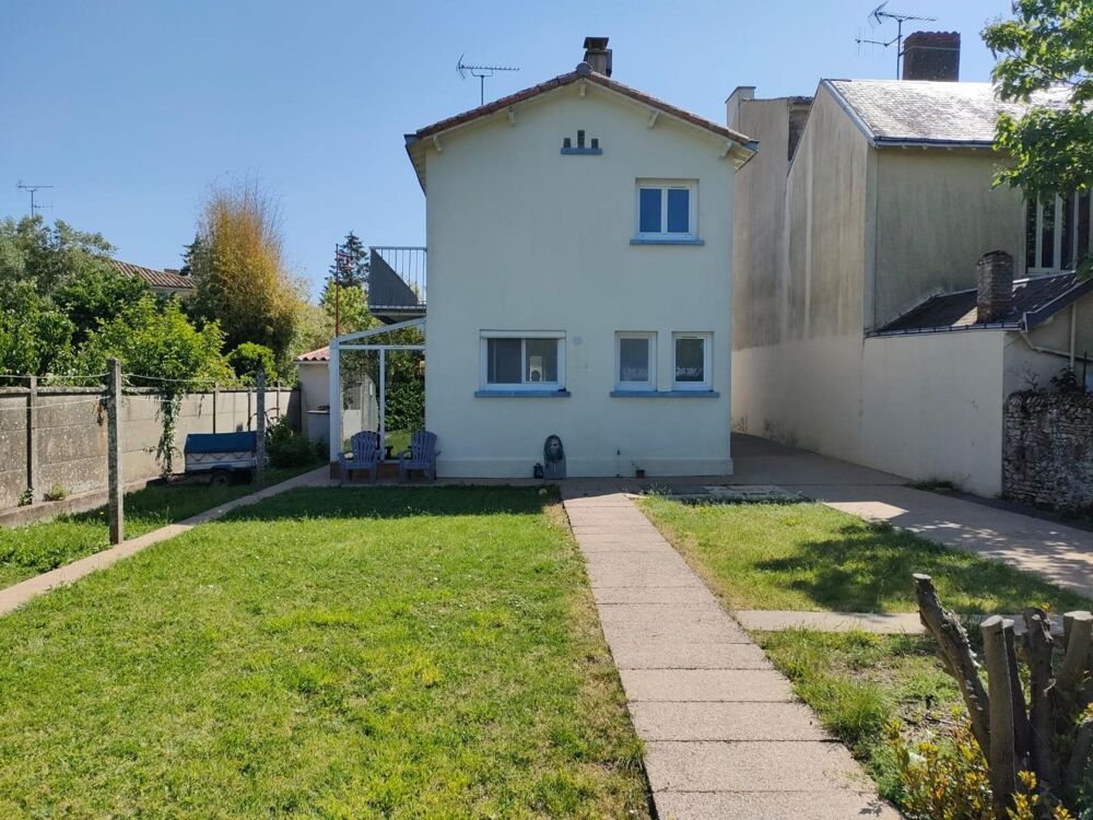 Maison deux chambres, deux salles d'eau, trois garages, jardin !