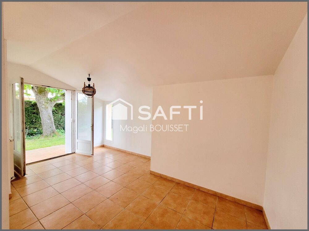 Maison T5 de 125m², Trois chambres et dont deux chambres et salle d'eau en rez de chaussée, un bureau, une terrasse, deux abris