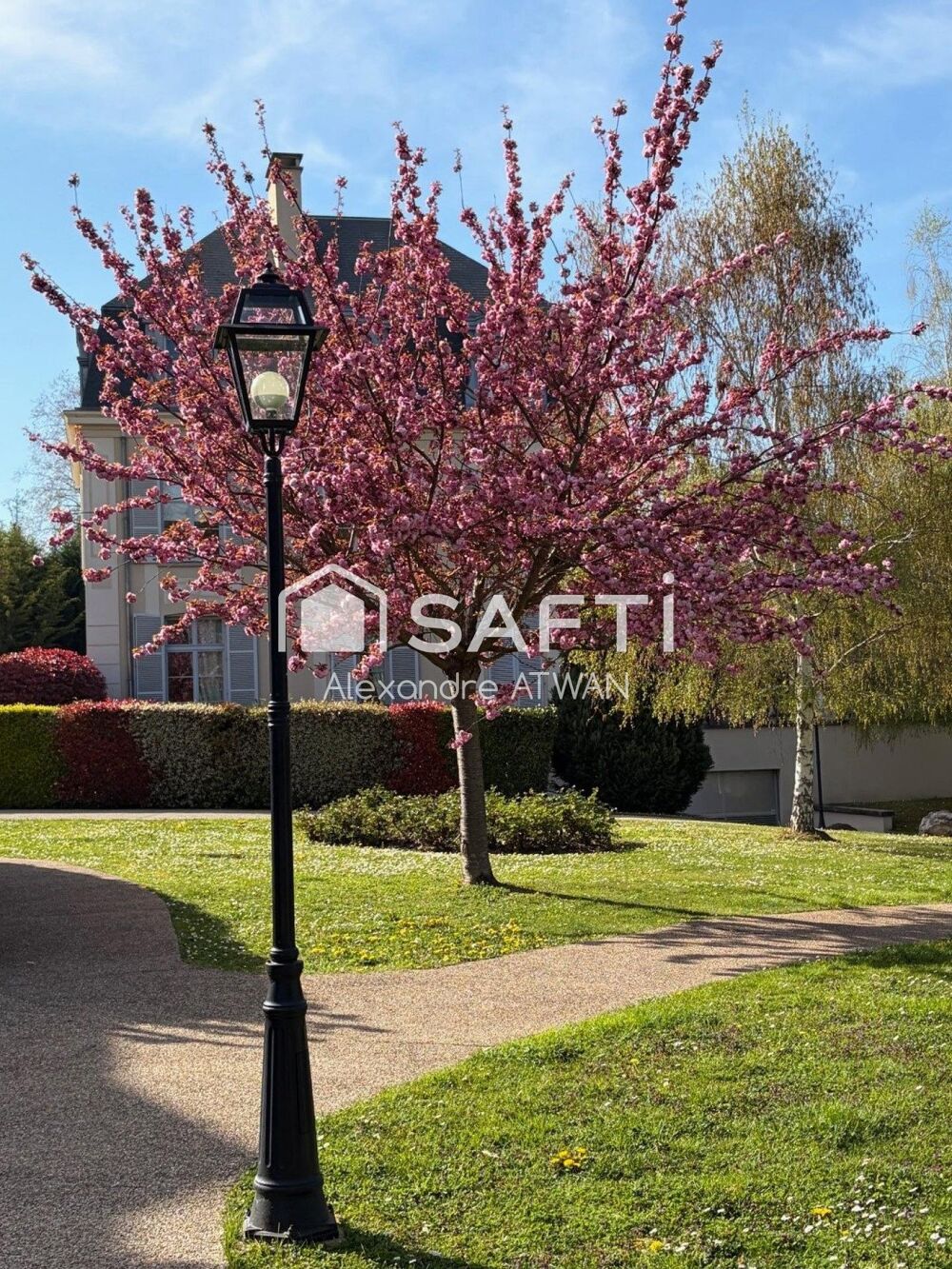 Appartement 2 Pièces dans un joli château offre authenticité et calme et verdure