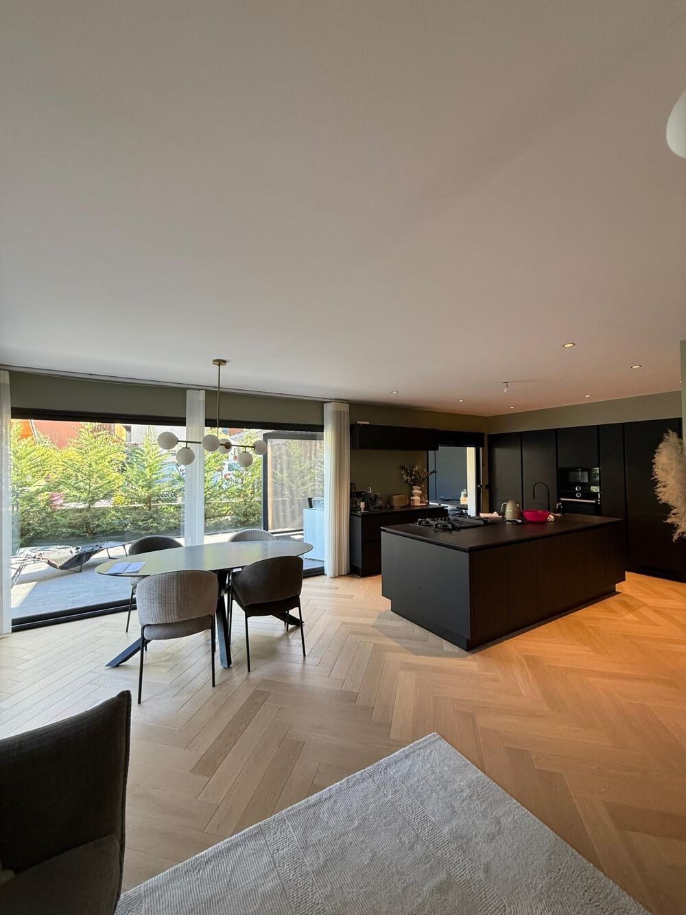Magnifique maison dans un environnement paisible et verdoyant, vue sur les montagnes,