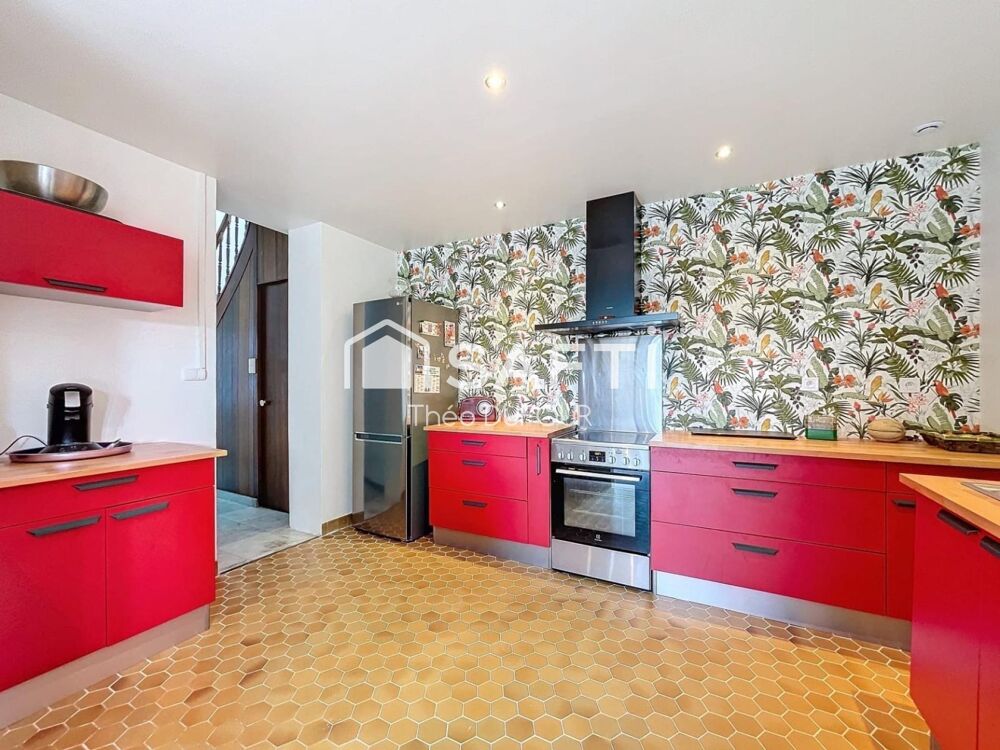 À découvrir sans tarder cette belle maison familiale de 158 m² vous séduira par ses volumes généreux, sa luminosité exceptionnel