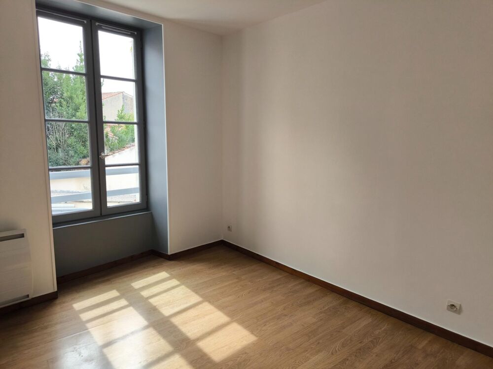 Location Appartement À LOUER - Saint-Jean-d'Angély (17400) - Superbe T3 meublé de 65 m² refait à neuf avec cour privative Saint-jean-d'angely