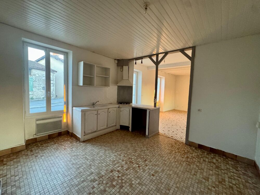 Maison de village avec grand garage et terrasse