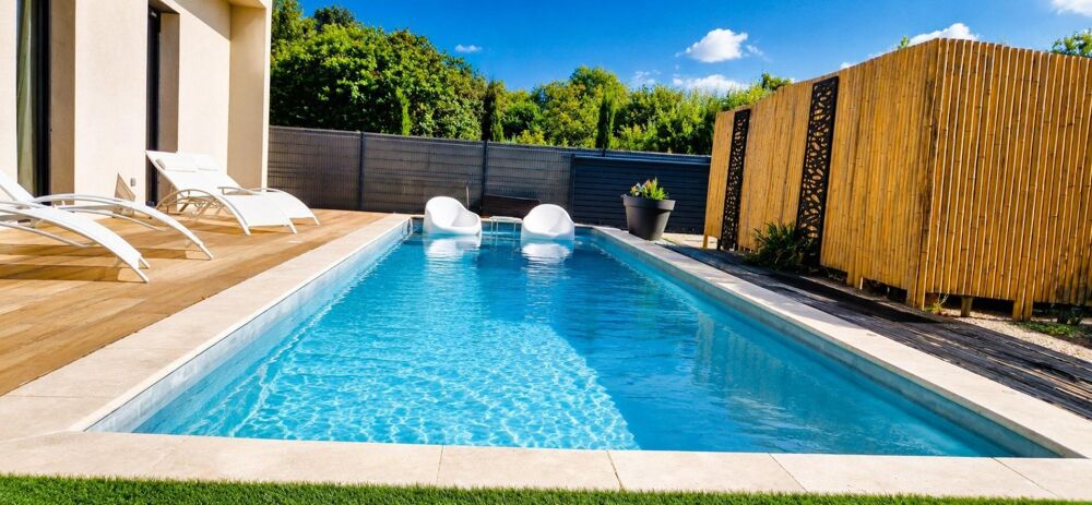 Entre , découvrez cette villa de 130 m² offrant 3 chambres, une piscine et une autonomie énergétique totale grâce à ses panneaux