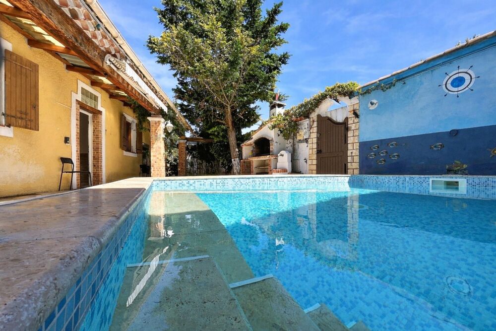 Maison de plain pied avec piscine et dépendance