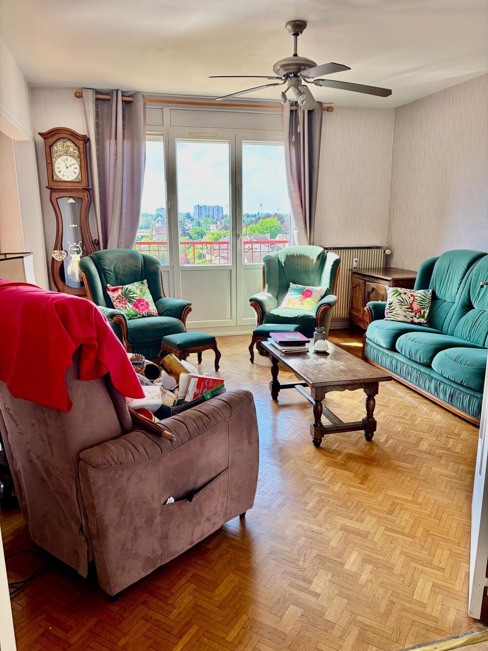 Situé au quatrième et dernier étage, cet appartement bénéficie d'un emplacement recherché, proche des écoles, collèges, crèches