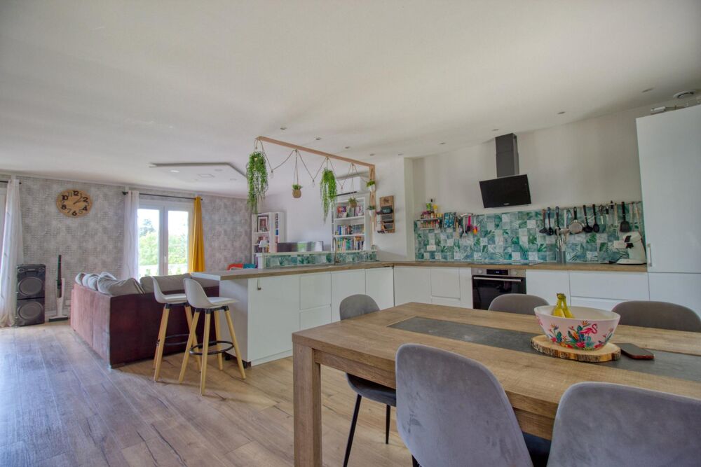 Maison de plain-pied 156m2 avec sous-sol complet, grand jardin et piscine hors sol au calme!