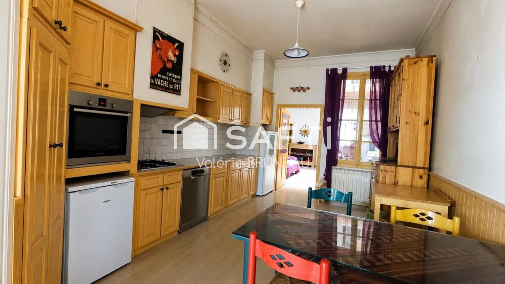 Maison au coeur de la place de Réalmont de 230 m² avec local commercial déjà loué