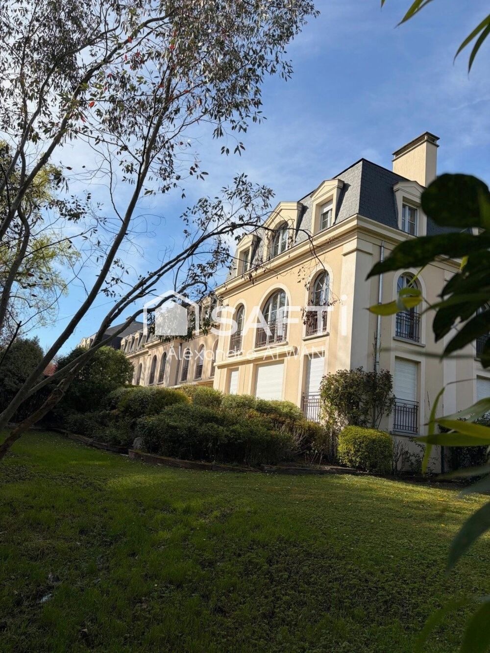 Appartement 2 Pièces dans un joli château offre authenticité et calme et verdure