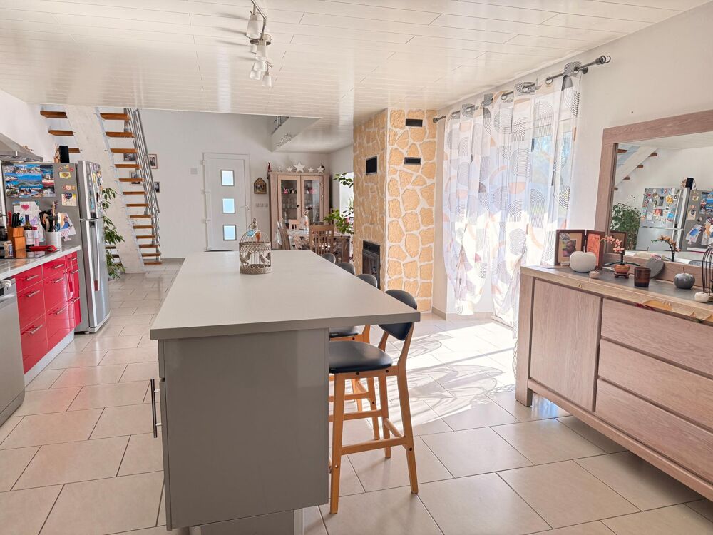 Maison de 182 m2 rénovée, 3 ch, dépendances et terrain